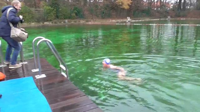 Tine Emrechts in ijskoud water ! смотреть онлайн