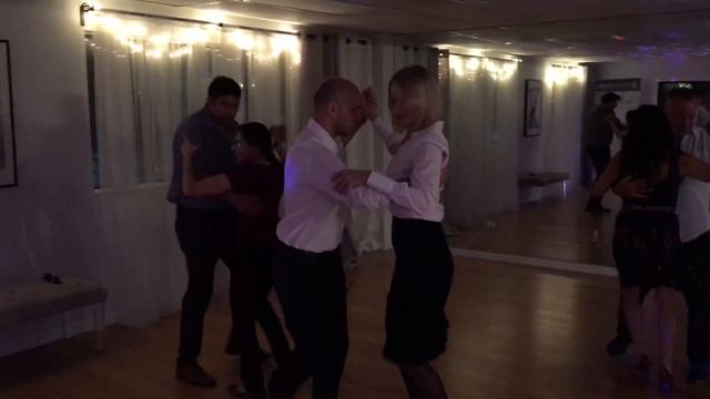 Танцы в Америке. Иру учат танцевать танец БАЧАТА (bachata) смотреть онлайн