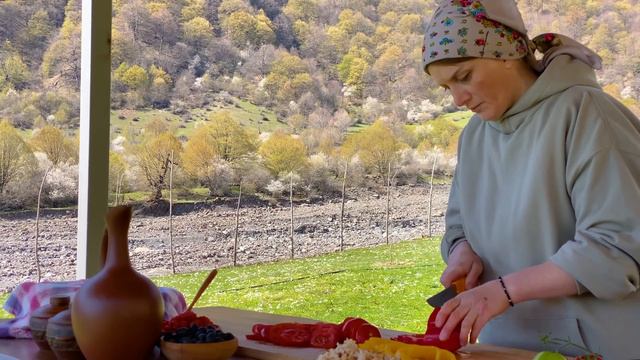 Extra Rich Country Pizza for Two - a Very Satisfying Dinner in the Mountains! смотреть онлайн