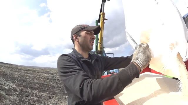 Трактор Кировец запуск после зимы. ПРОБИВАЕМСЯ ПО ГРЯЗИ смотреть онлайн