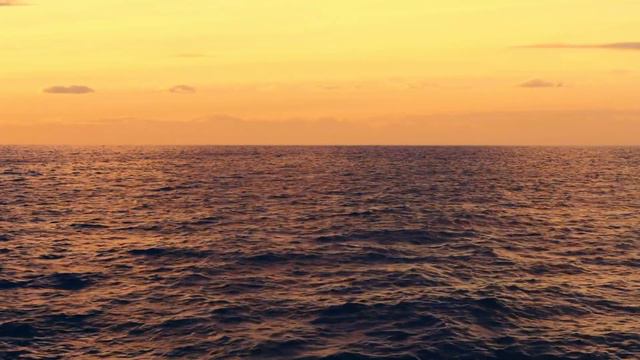 Океан для сну з заспокійливоюю музикою та захоплючим заходод сонця над хвилями моря для розслабленн смотреть онлайн