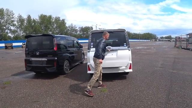 HONDA STEPWGN VS  TOYOTA VOXY - ДВА РАВНОЗНАЧНЫХ АВТОМОБИЛЯ