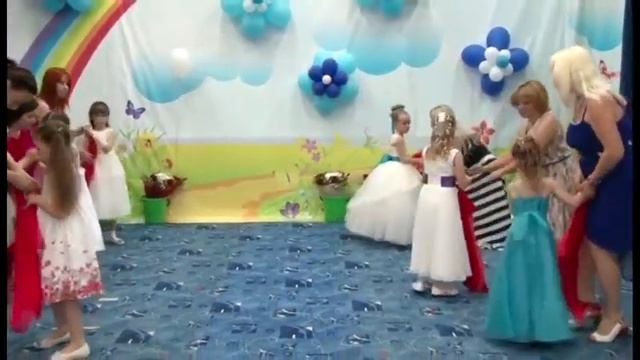 Танец мам с дочками смотреть онлайн
