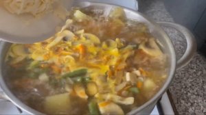 Сырный суп с шампиньонами, стручковой фасолью и зелёным горошком.