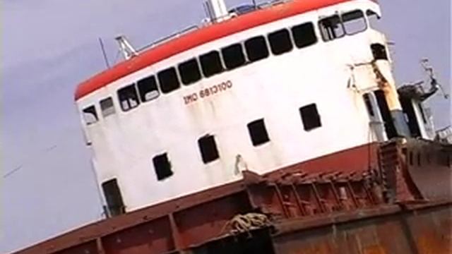 корабль выбросило на берег.wmv смотреть онлайн