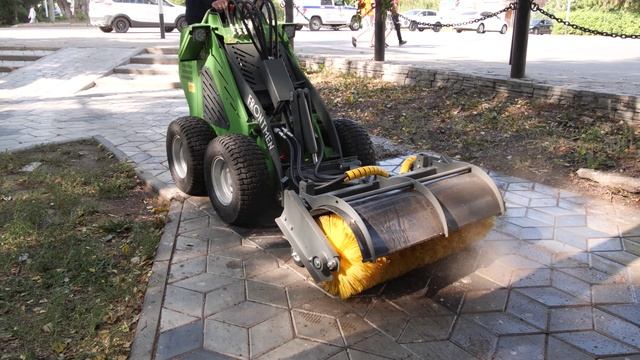 Влажная уборка поверхности брусчатки в городском парке смотреть онлайн