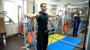 ТРЕНИРОВКА С РЕЗИНКОЙ - КАК ТРЕНИРОВАТЬ ПЛЕЧИ ДОМА?