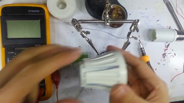 Фонарик из сгоревшей светодиодной лампочки. Часть 1/2 смотреть онлайн