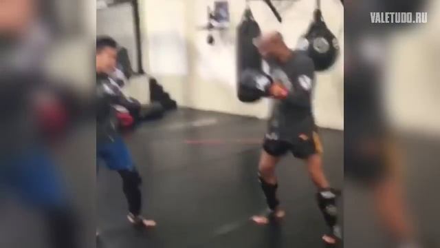 Anderson Silva training for Derek Brunson UFC 208 | Андерсон Сильва готовится к Дереку Брансону смотреть онлайн