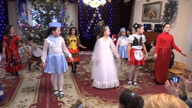 Новогодний утренник смотреть онлайн