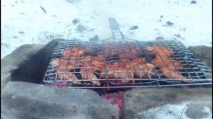 Пикник. Крылышки куриные - шашлык на мангале из кирпичей.