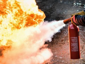 Правила пользования углекислотным огнетушителем при возгорании электроустановок.mp4