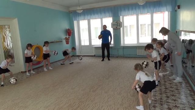 Папино занятие в старшей группе №6 "Тренировка с мячами"; Папа: Авдошкин О.Г., восп.: Филеткина Т.В смотреть онлайн