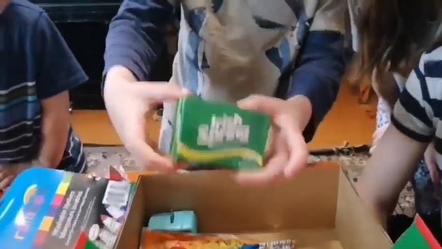 Відкриваємо пасхальні подарунки / Величезна РОЗПАКОВКА / Шумная семейка