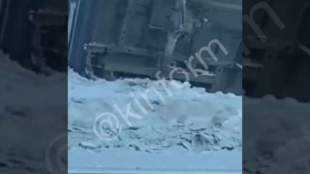 В Сургуте опрокинулся микроавтобус смотреть онлайн