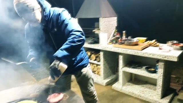 Готовим чудо бургеры на чудо печи. Гриль очаг "Вулкан" смотреть онлайн