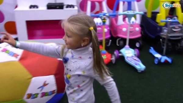 VLOG Ярослава в НОВОМ ОГРОМНОМ Развлекательном Центре Катаемся на машинке Little Tikie Car