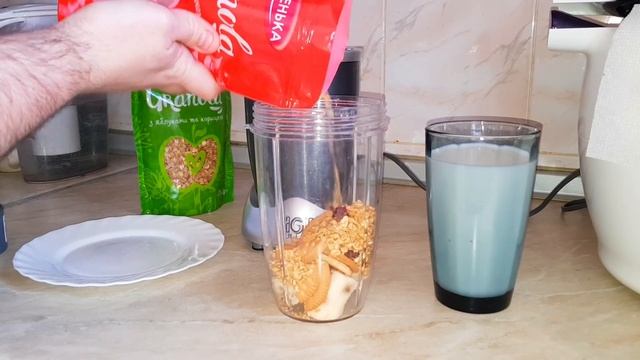 Питательный молочный коктейль с печеньем бананом и гранолой. смотреть онлайн