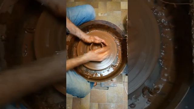 крутим кружку и ручку на гончарном круге, смотреть онлайн