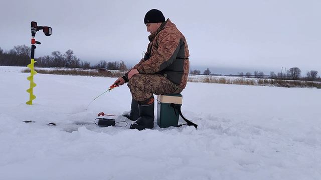 СТОЛЬКО МНОГО РЫБЫ, КУДА? будем делать консервы. Рыбалка на новом месте. Зимняя рыбалка. смотреть онлайн