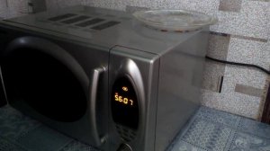 Жарим яйца в микроволновке.