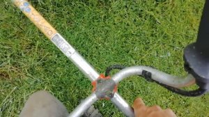 Кошу траву триммером  хускварна 128 R