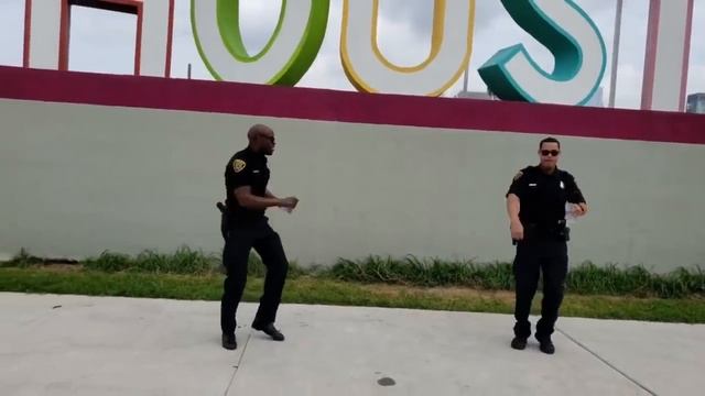 HPD's #TheGitUpChallenge @mr_officer713 & @j_will5734 смотреть онлайн