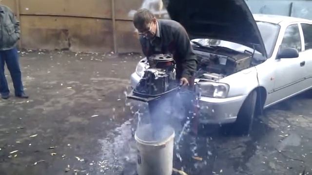 Лодочный мотор заводим в ведре с водой смотреть онлайн