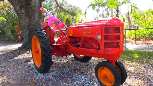 на ферме кормит животных.mp4 смотреть онлайн