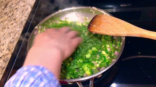 Быстрый завтрак за 5 минут на сковороде. Сочная начинка на хрустящем батоне.