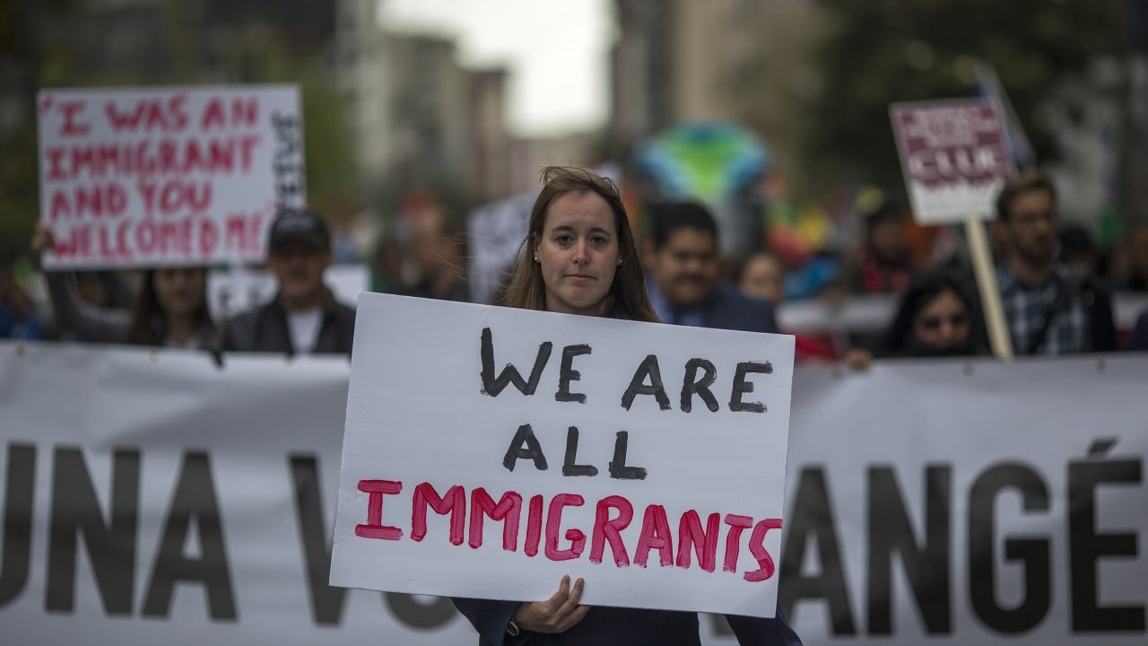 Рейтинг стран по проценту мигрантов. Догадайтесь, кто лидер? смотреть онлайн