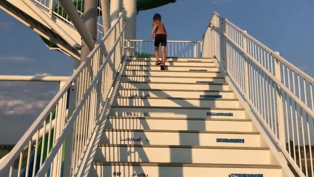 Kids React to First Water Slide смотреть онлайн