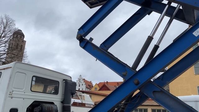 Köp Lastbil med saxliftsmonterat skåp Volvo Fl7 och bakgavellyft på Klaravik смотреть онлайн