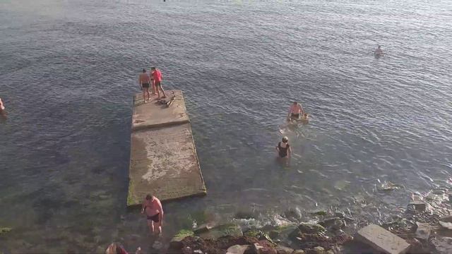 Полный штиль на пляже Высокий берег, Анапа. Вода чистая. 31 июля 2023. смотреть онлайн
