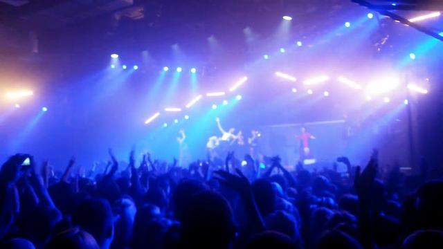 The Hatters (Шляпники) Весь зал подпевает! смотреть онлайн