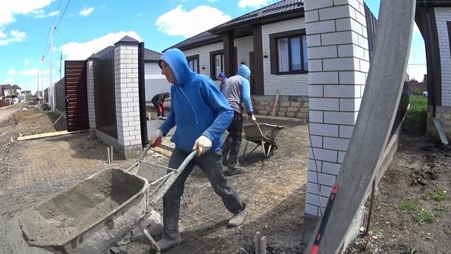 Бетонирование двора своими рука , отмостка , площадка заливка с миксера бетонирование по маякам смотреть онлайн