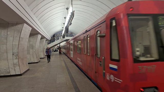Состав из вагонов 81-760/761 "Ока" отправляется со станции Чеховская московского метро смотреть онлайн