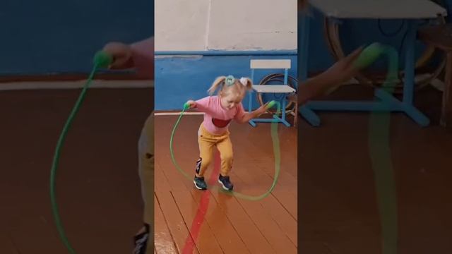 Учимся прыгать на скакалке? смотреть онлайн