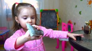 София показывает маме правила поведения для детей