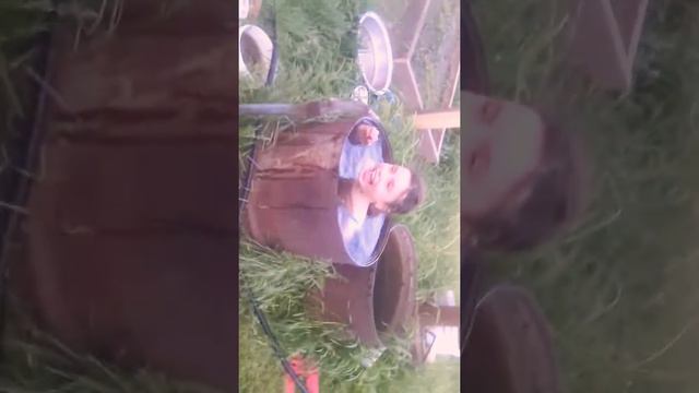 😘Заснимаем самое первое видео.😘 Купается в бочке😂😄