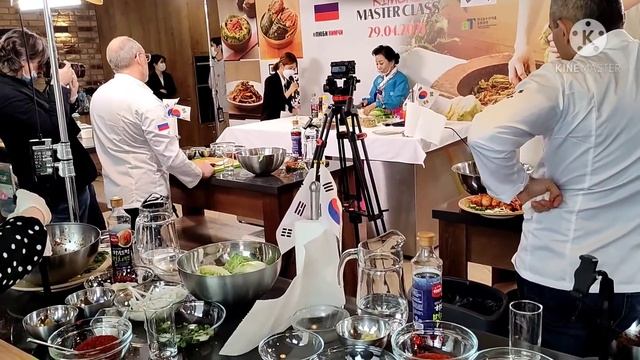 Едем на мастер класс по приготовлению кимчи. Машину оставили у ТЦ, дальше едем на метро... смотреть онлайн