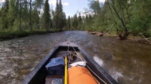 Лодка ПНД спуск по горной реке.