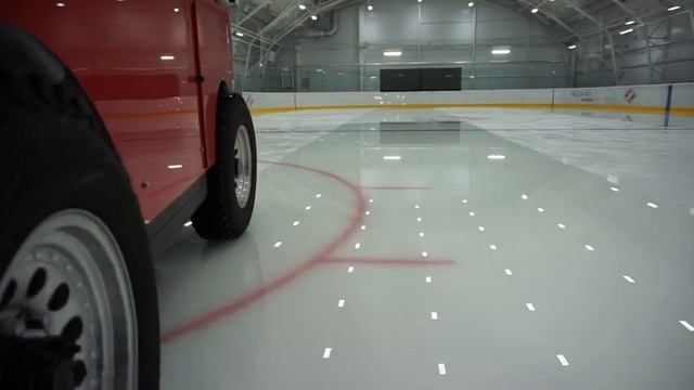 заливка катка ледового поля машиной Zamboni или как обслуживают каток заливают обрабатывают
