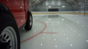 заливка катка ледового поля машиной Zamboni или как обслуживают каток заливают обрабатывают