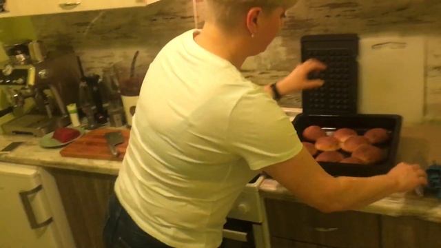 Гриль жарит, бургеры дома на гриле смотреть онлайн