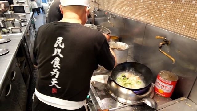 熟練料理人のリズミカルな鍋さばき！ボリューム満点ガッツリ中華食堂の厨房仕事