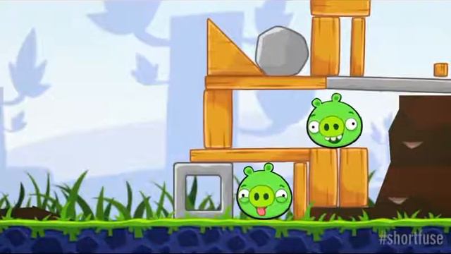 Энгри Бёрдс- сердитые птички Бомб играет в Энгри Бёрдс.