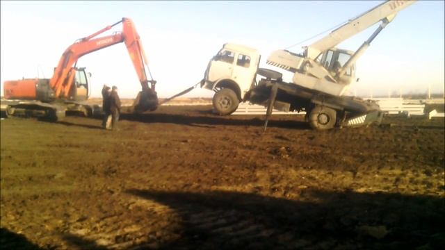 Упал кран на стройке! смотреть онлайн