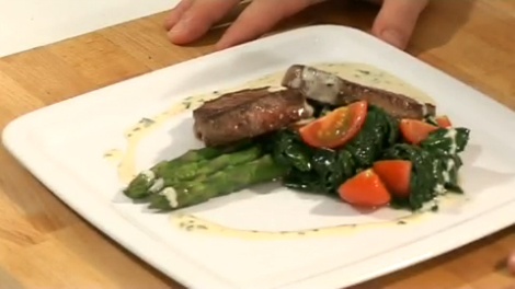 Как приготовить медальоны из говядины с соусом из белого шоколада смотреть онлайн