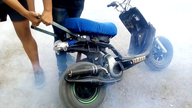 скутер димить резина горить